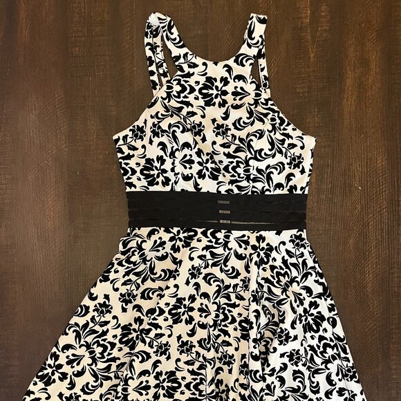Juniors City Studio Fit and Flare White Dress w/Black Velvet Design Size 9 - Picture 1 of 10